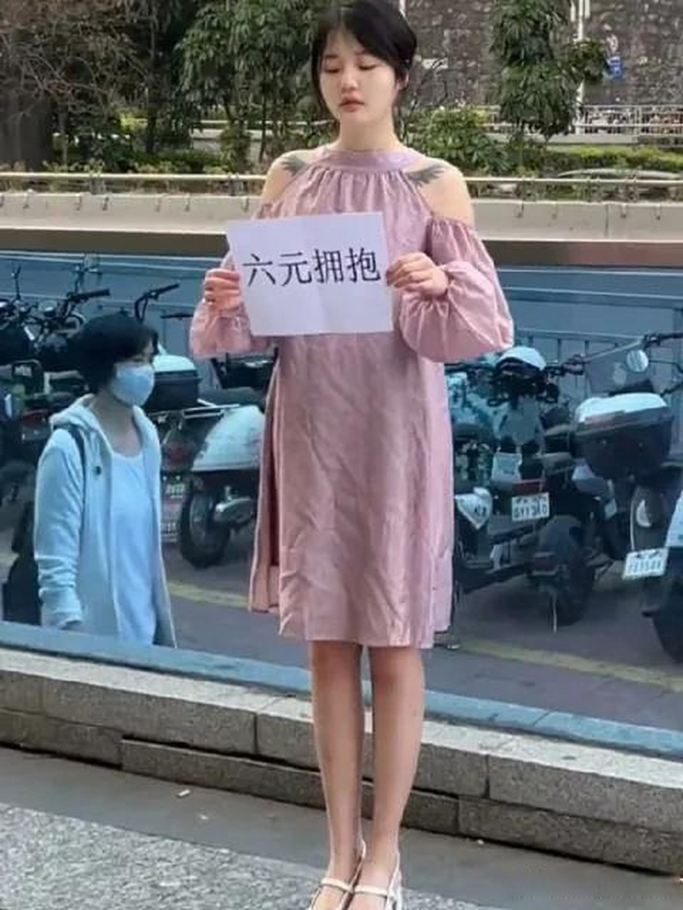 广东:女生站街给6元就让抱,看上去温柔又干净,就是太廉价!
