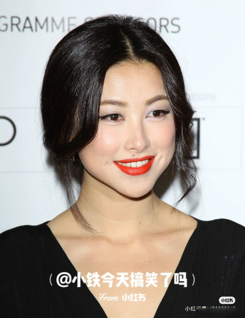朱珠唇角的痣 哇,原来的朱珠嘴角上是有痣的诶,后来美女把它档掉