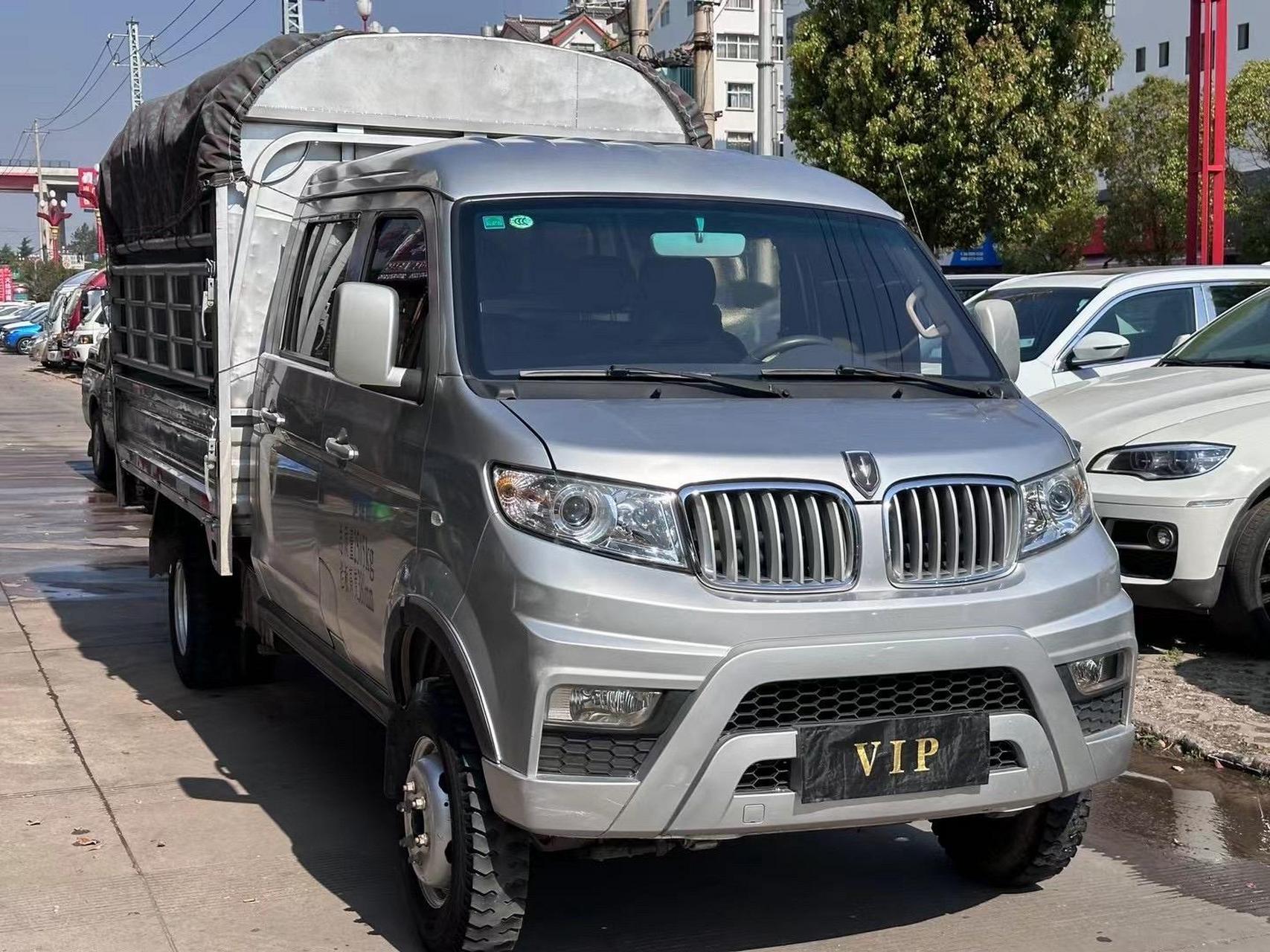 双排小货车2019年上牌金杯t52,双排苍栏后双轮,1.5排量,货箱长2.