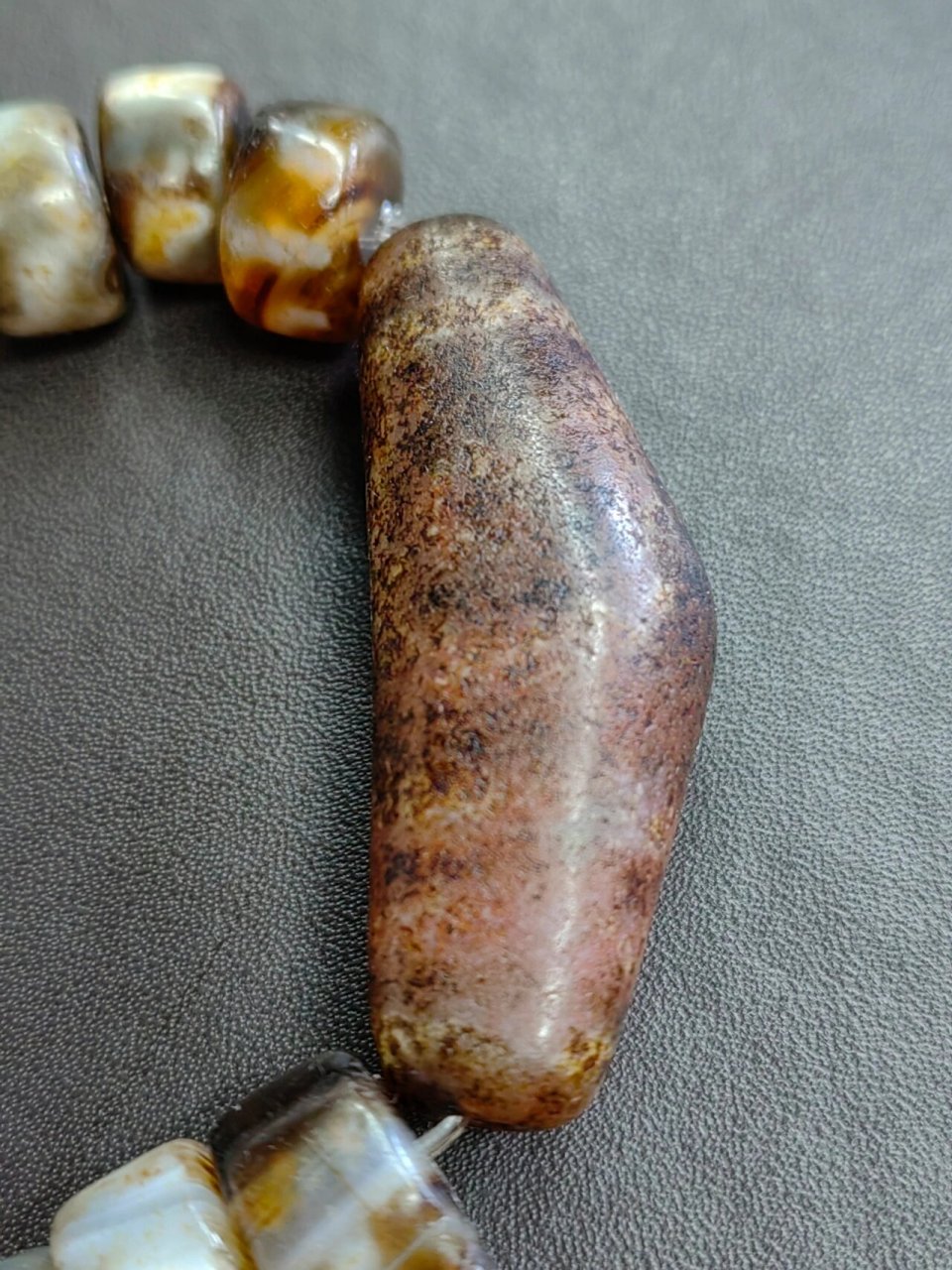 也寓意圆满,牛角玛瑙天珠包含了所有图腾的象征意境,拥有无限宽广的最