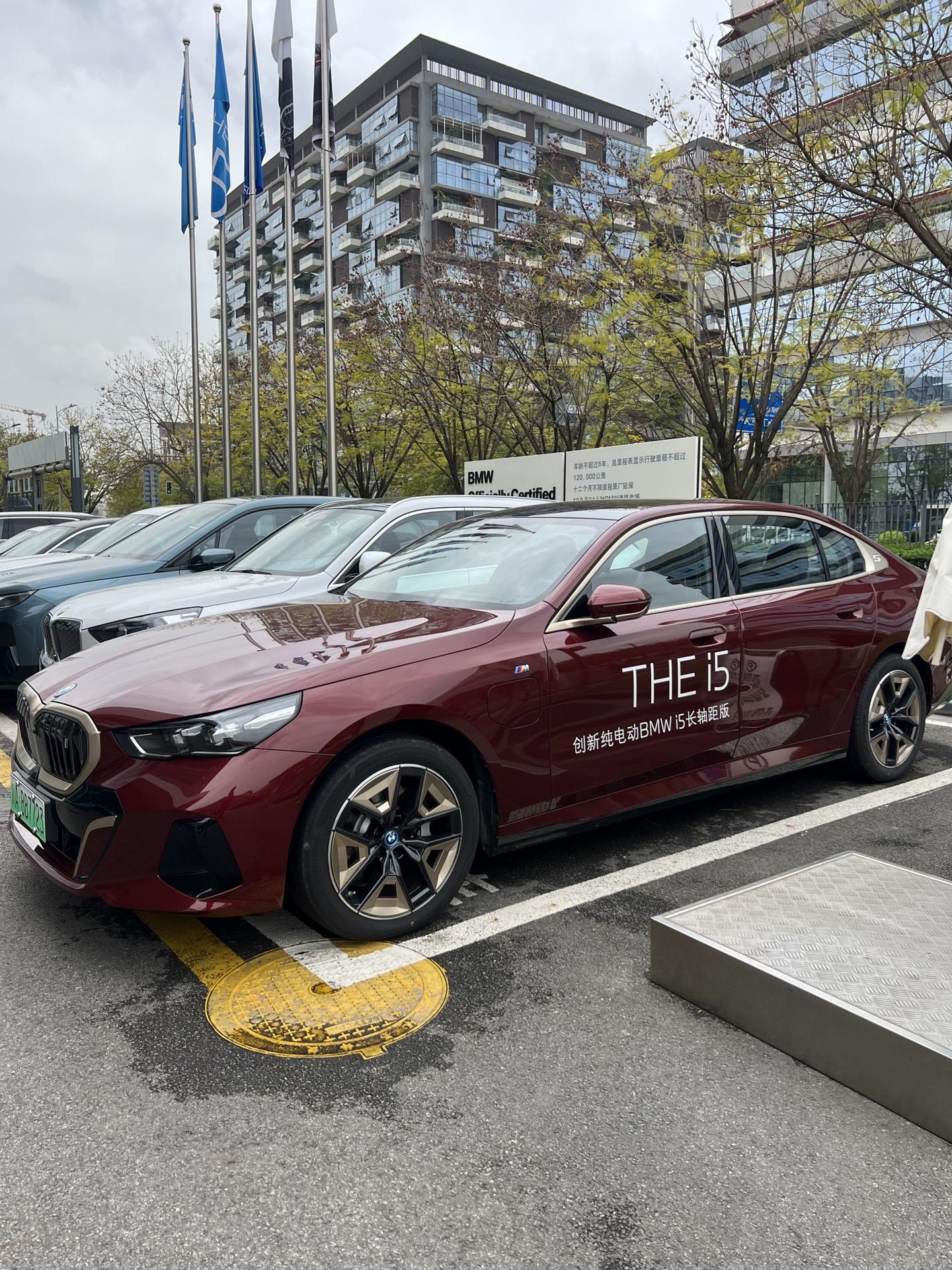 新款宝马5系哪个颜色你会选.碳黑/闪耀铜灰/砂金石红/矿石白/岩石灰.