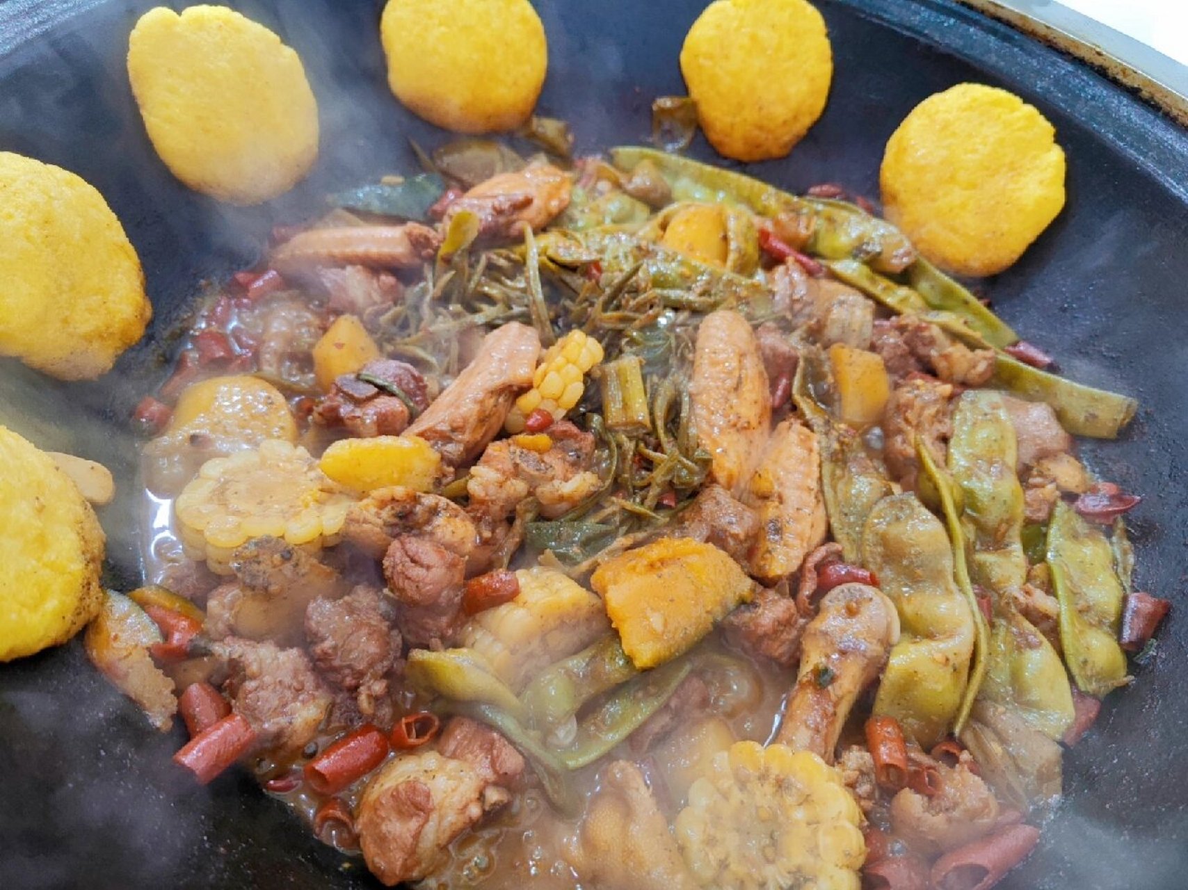 东北铁锅炖四宝锅! 也是铁锅炖的一种,四宝就是鸡手,猪手,鸡翅,排骨.