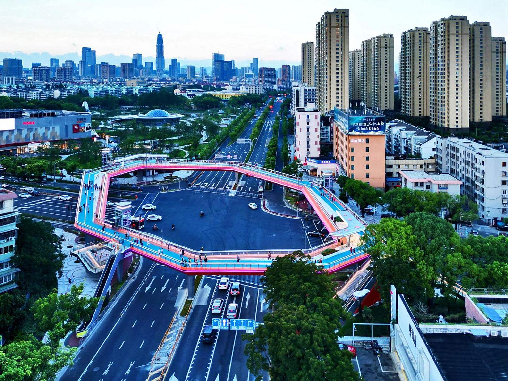 美丽宁波#位于宁波市区中兴路与兴宁路交叉口的人行天桥,独特的