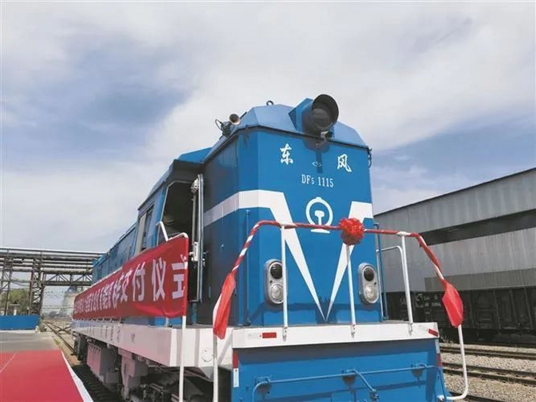 【国内首台新能源"火车头"淄博开跑】7月6日,随着中铝物流集团有限