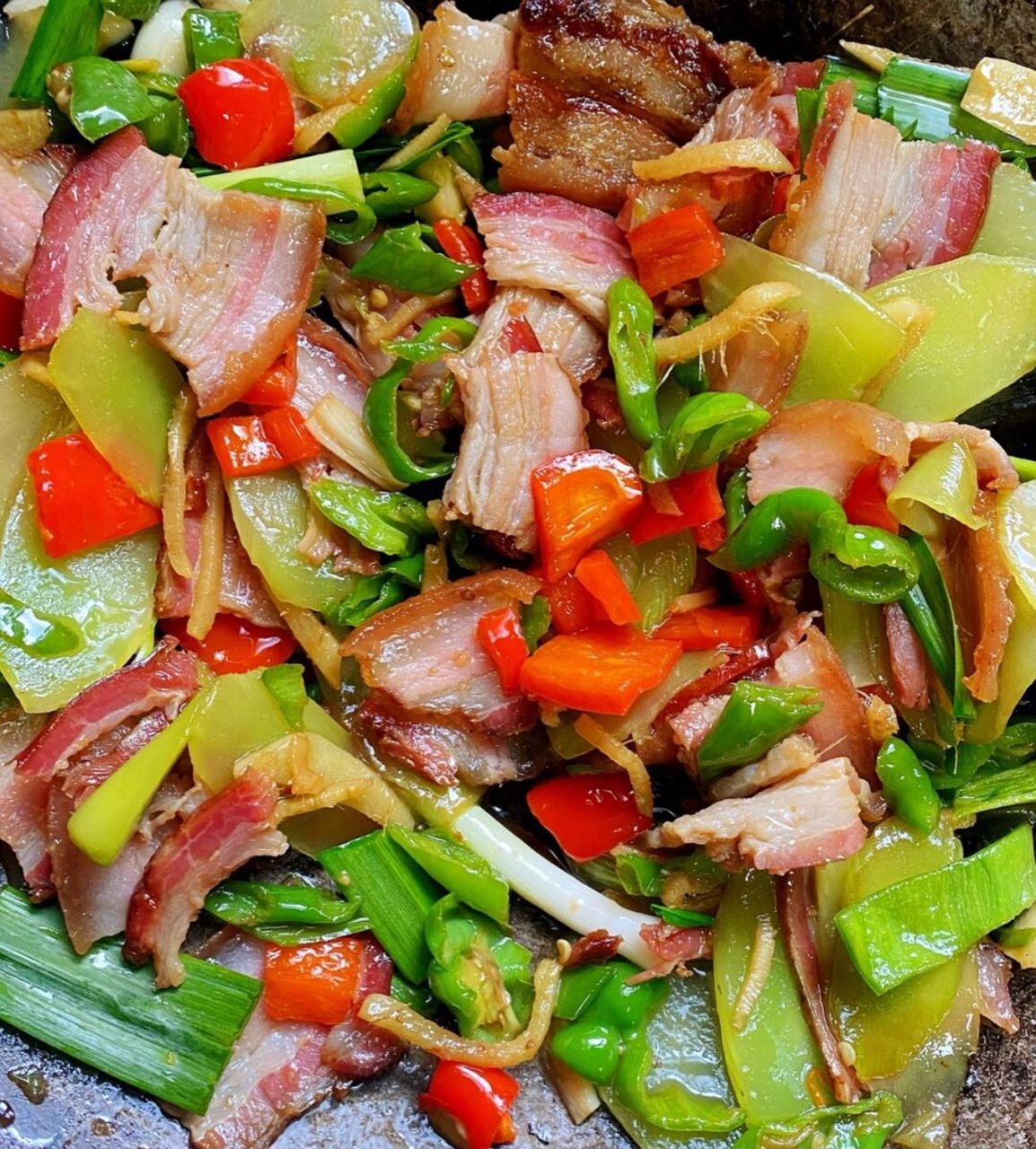 99做法99 1,腊肉,莴笋切片,姜蒜辣椒备好.