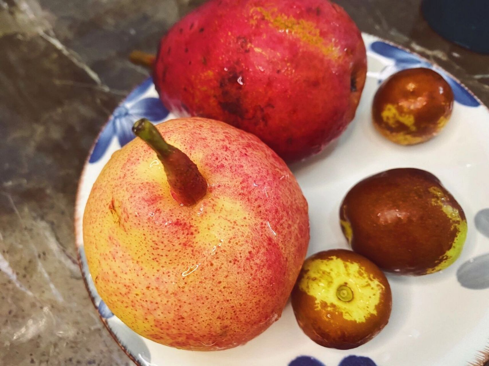 红梨98火把梨 不知道是不是叫这个名字,以前没听过是水果店里新上的