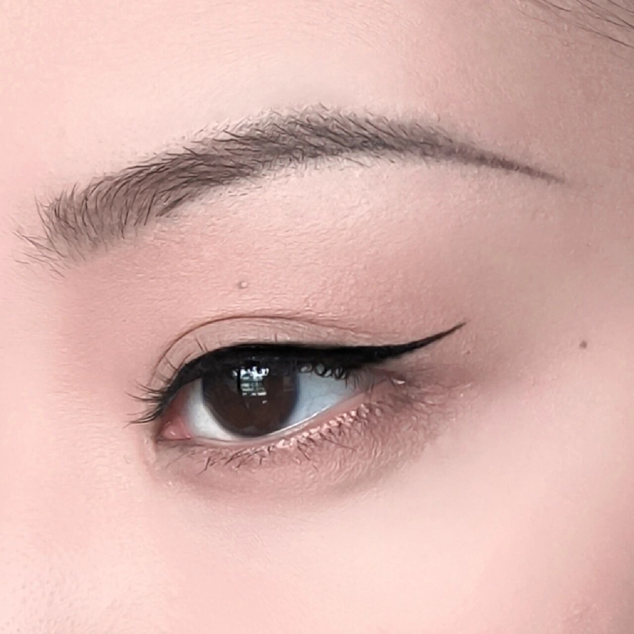 风情妩媚的眼神中带着坚韧 斗胆照着倪妮的妆仿了一下 这么一对比