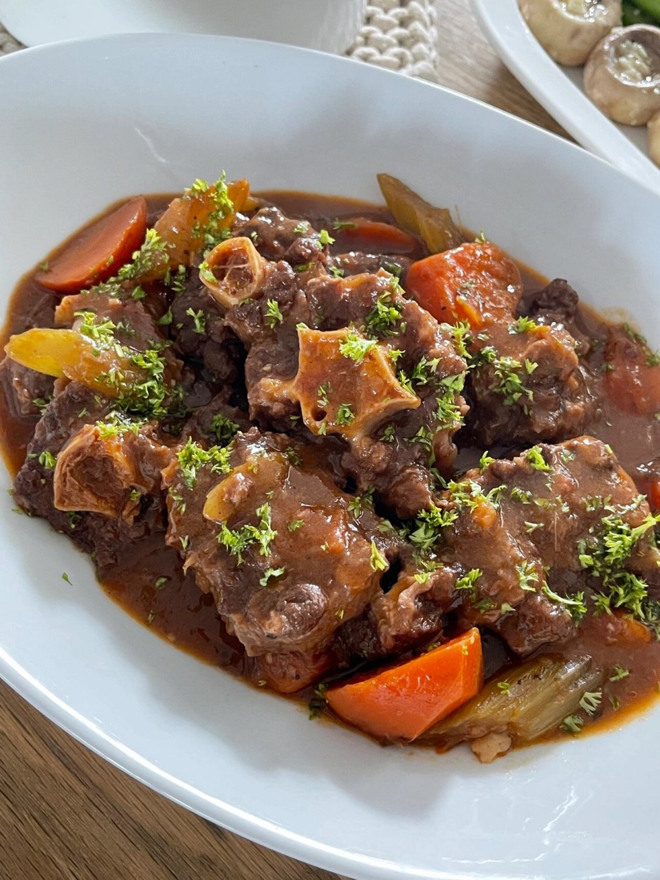 西餐料理|法式红酒炖牛尾 09 需要用到的食材: 7515新鲜牛尾