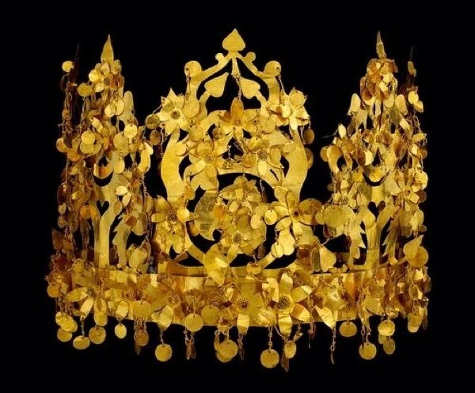 文物3|步摇冠饰,鎏金异彩 步摇冠,是两汉魏晋南北朝时期慕容鲜卑等北