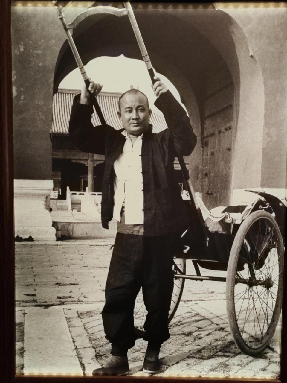 1,早年的人力车,让人想起了《骆驼祥子》,这个车夫很健壮.