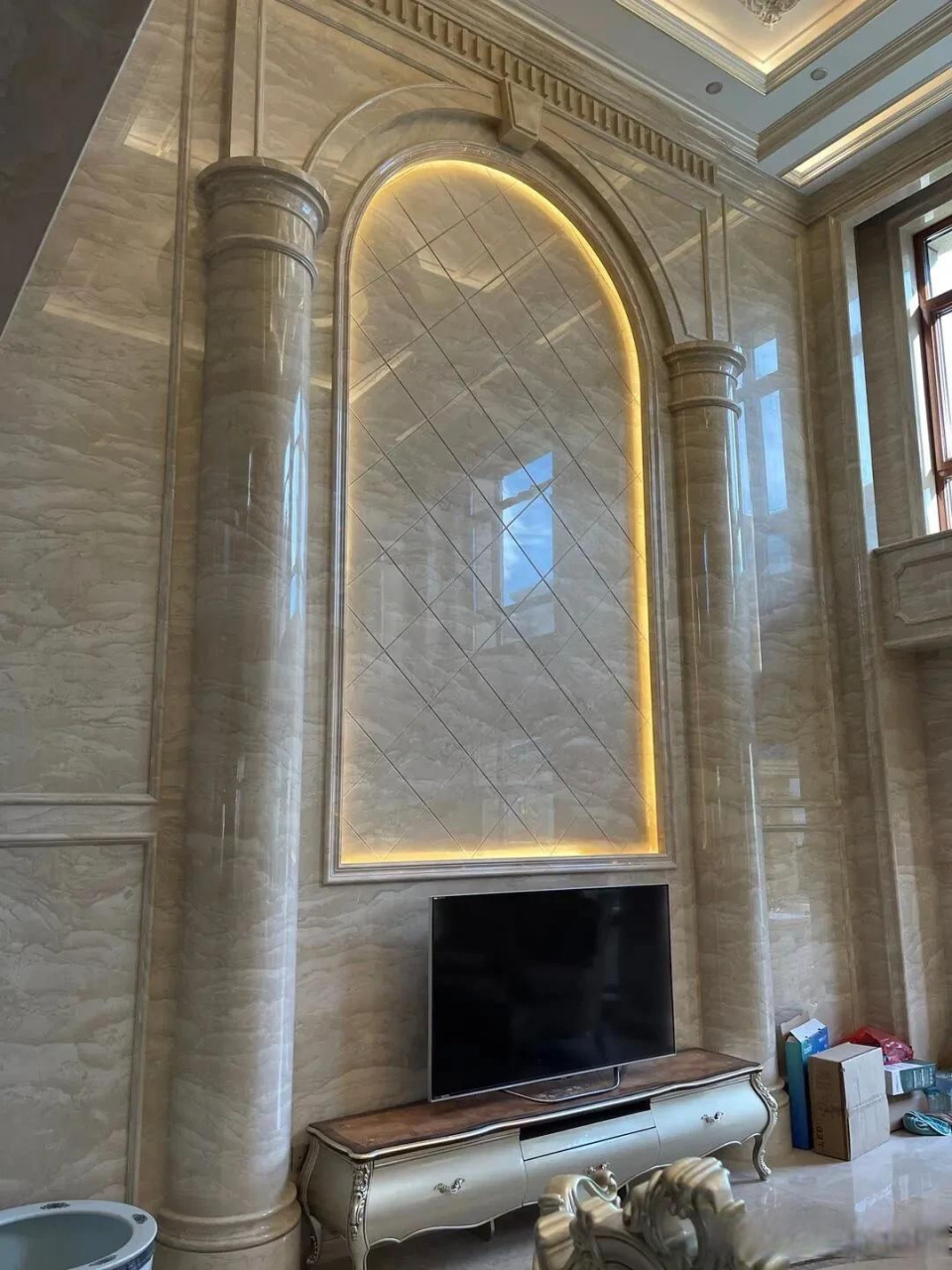 朋友们,罗马柱大理石电视墙高端大气上档次,你们觉得这电视墙可以给几