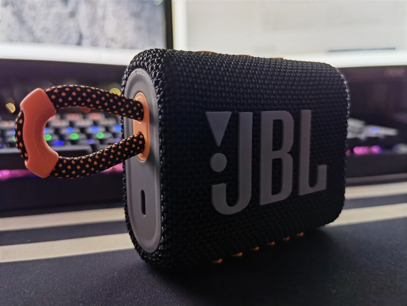 小金砖3代 jblgo3蓝牙音响推荐 三代的外观相比二代 圆润了  但也好看