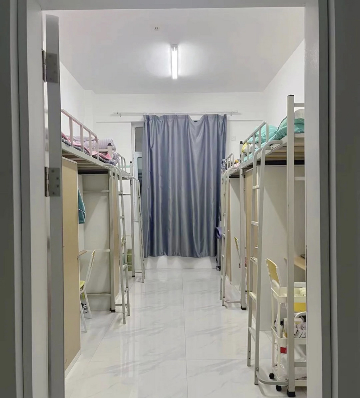 宿舍环境 是沈阳的北软信息啦! 是上床下桌的四人寝 !