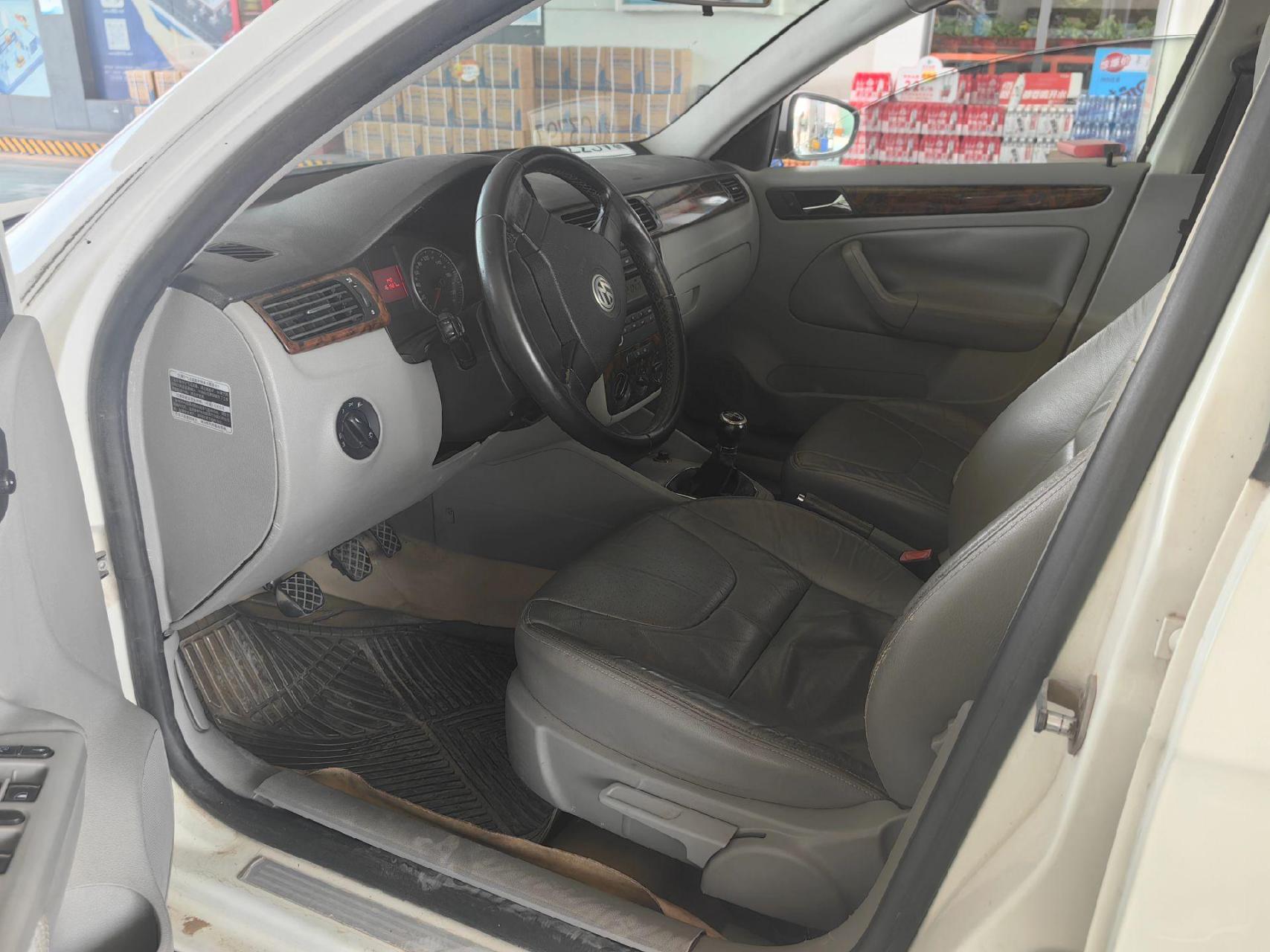 新上09年私家一手手动挡天窗最高配大众宝来.真皮座椅.桃木内饰.