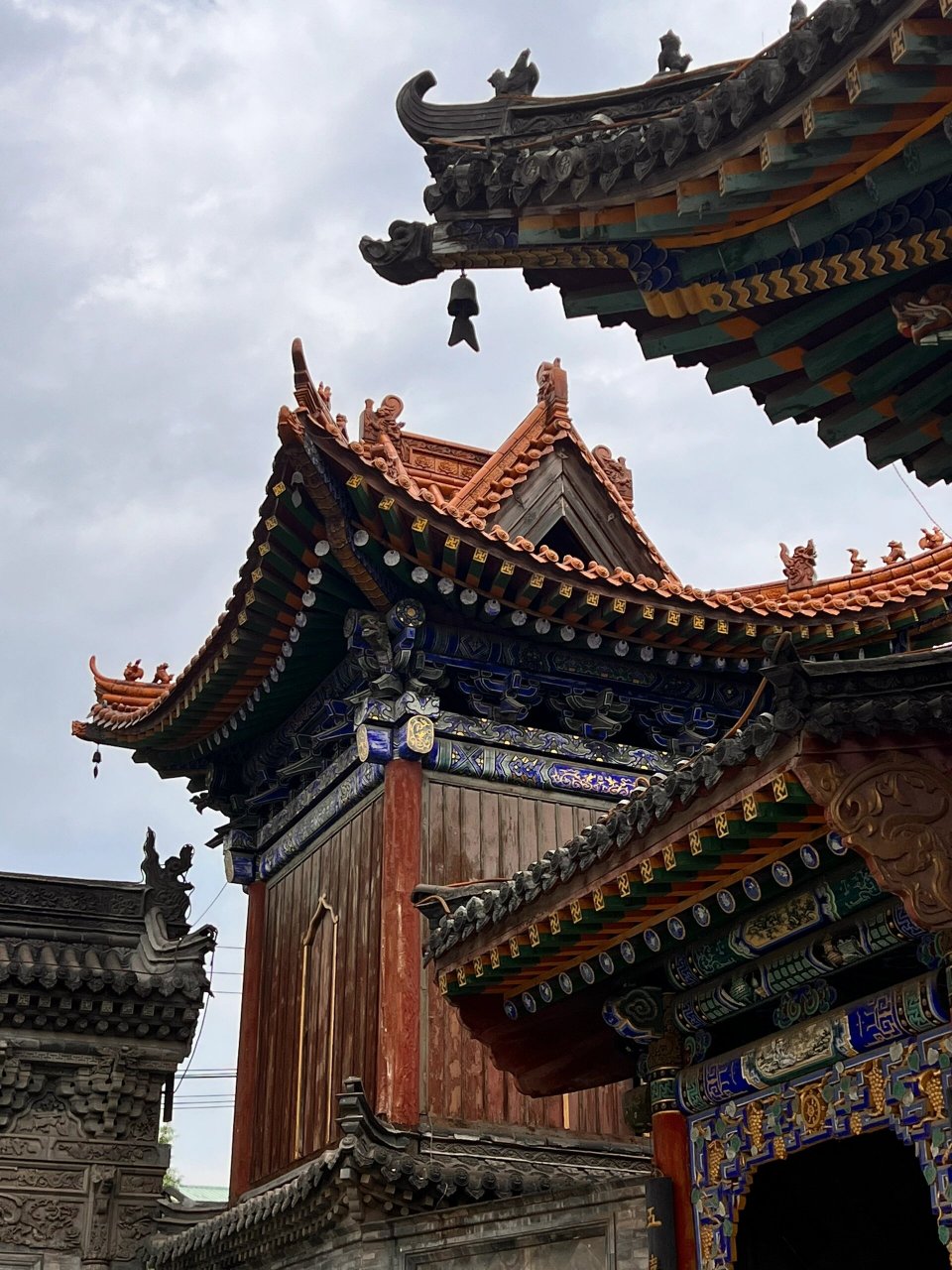 繁峙正觉寺 正觉寺就在滹沱河源头繁峙县的一条热闹街边.