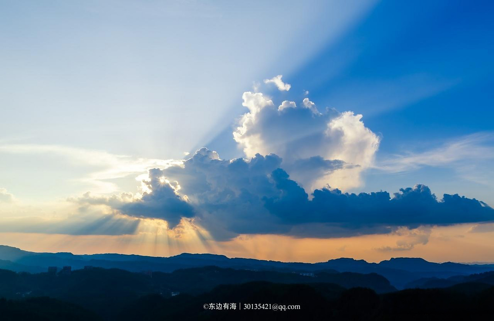 日落时分,天空出现的丁达尔光(耶稣光).日出日落奇迹时间
