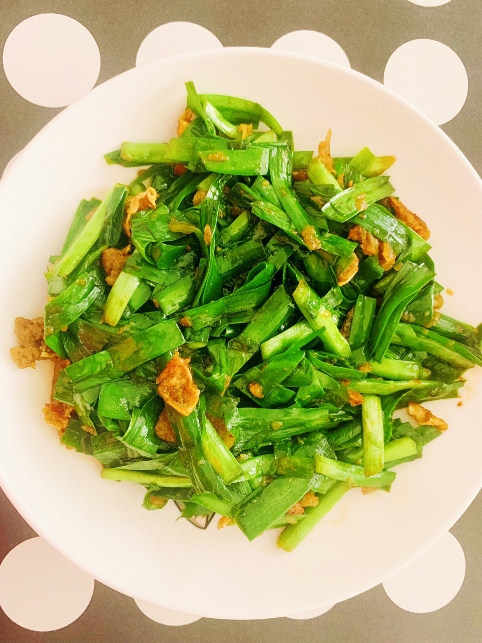 猪油渣炒韭菜,炒蒜苗,真的好吃的 食材:猪油渣,韭菜/蒜苗.