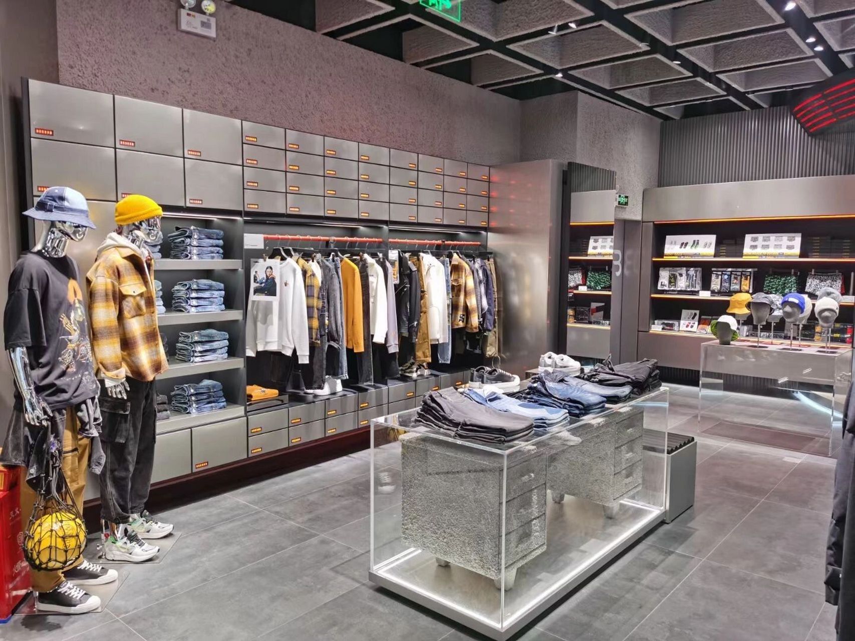 视觉陈列|男装陈列干货分享7115 7315对比丰富多彩的女装店