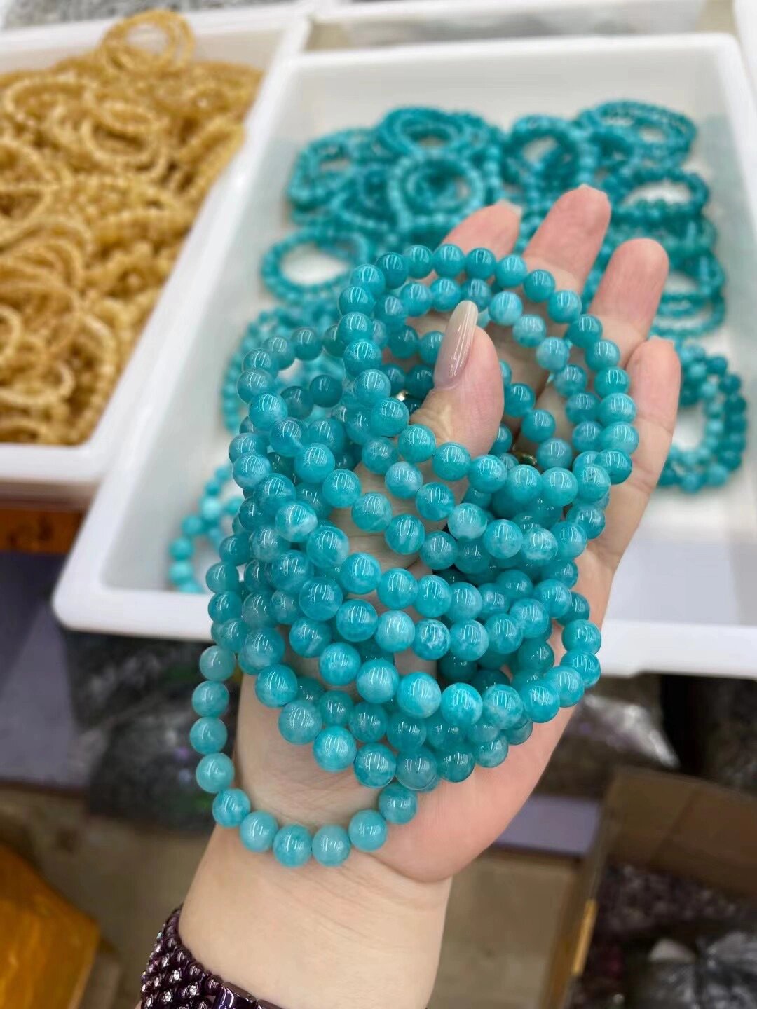 绿色颜色是老坑料的颜色(老坑即是最早开采出矿的矿