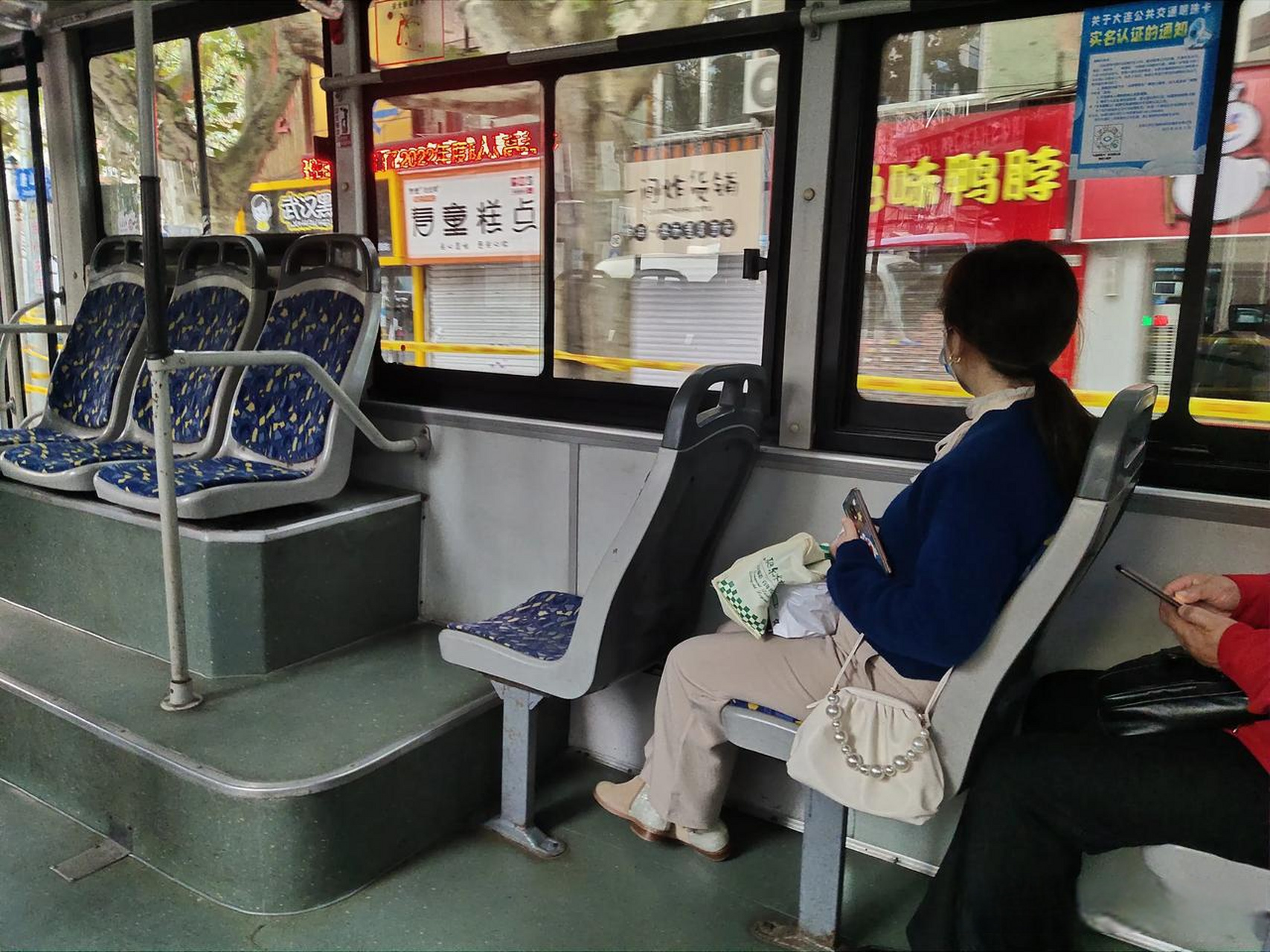 今天下午坐406路,路过疫区,正好看到大连唐山街市场超市,各种被封闭.