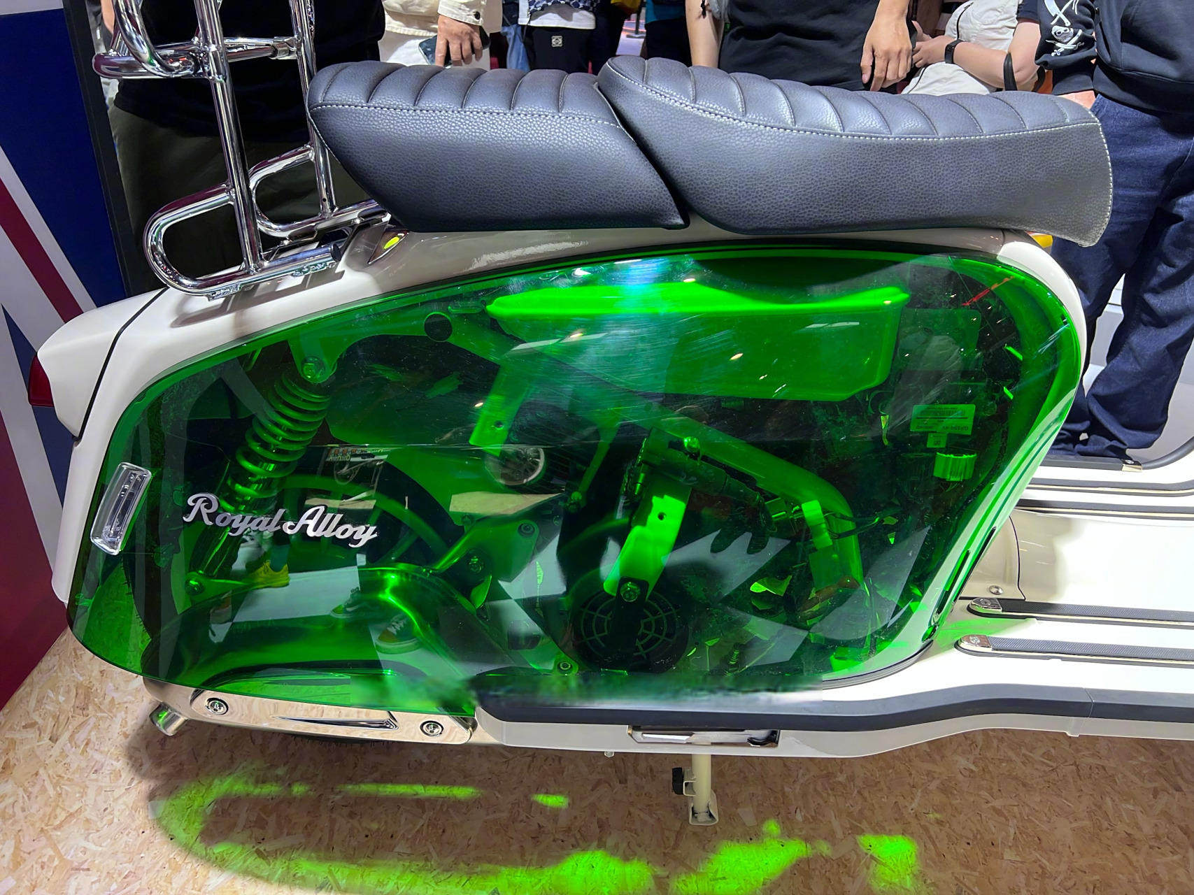 在2023北京摩托车展上,royalalloy品牌新车型mt系列-摩登玩具透明车壳