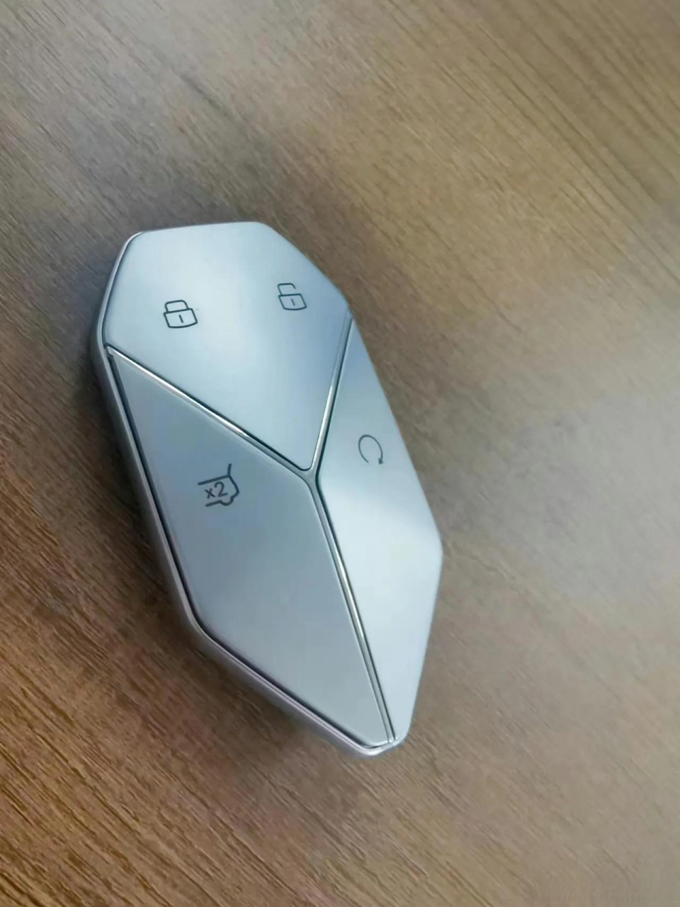 方程豹首款车豹5的钥匙已经曝光了,很有科技感,虽然现在出行基本用nfc