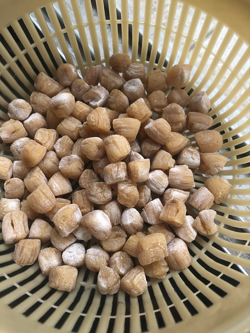 区分瑶柱干的盐霜和发霉 想起半年前妈妈给买的瑶柱干,一直常温密封袋