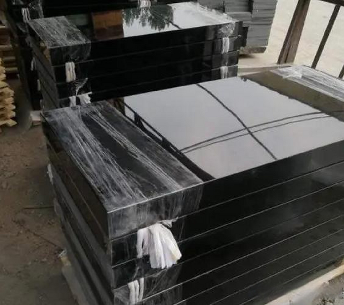 2. 颜色深黑发亮,质感细腻,纹理自然,光泽度高.