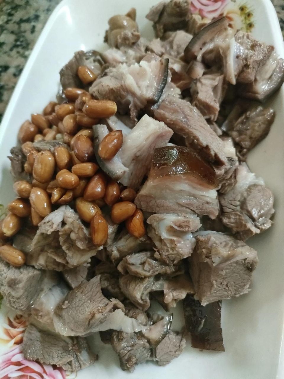 今天逛街碰到一间,卖岑溪白斩狗,试想6年没有吃过白斩狗了,想着进去