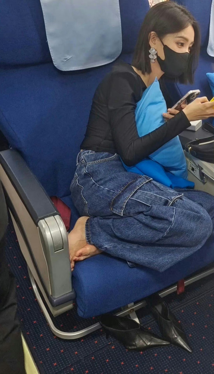 为什么明星都喜欢光脚踩椅子坐#李一桐