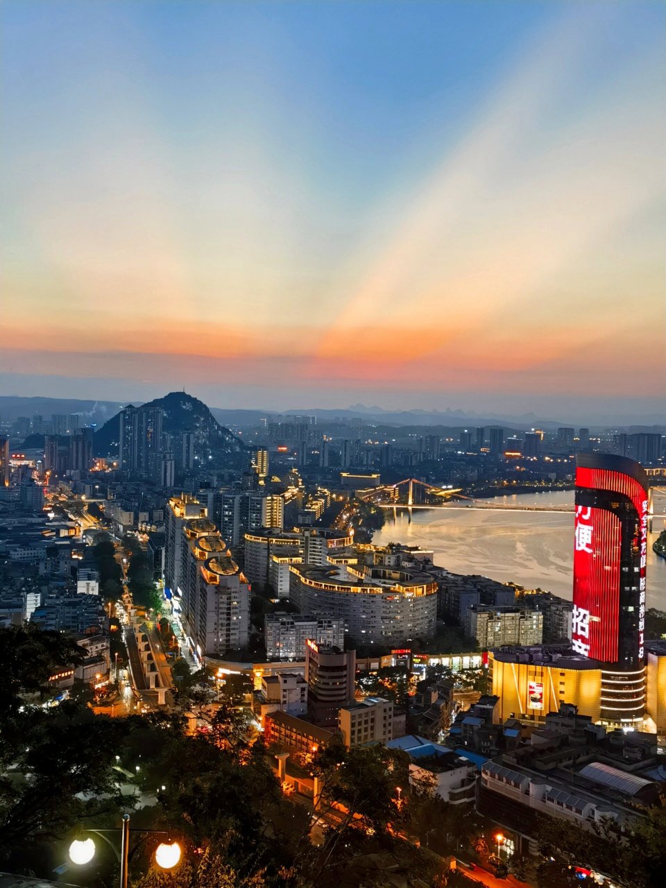 看图你就有答案了 左滑欣赏绝美日落&俯瞰柳州城市夜景 	 马鞍山公园