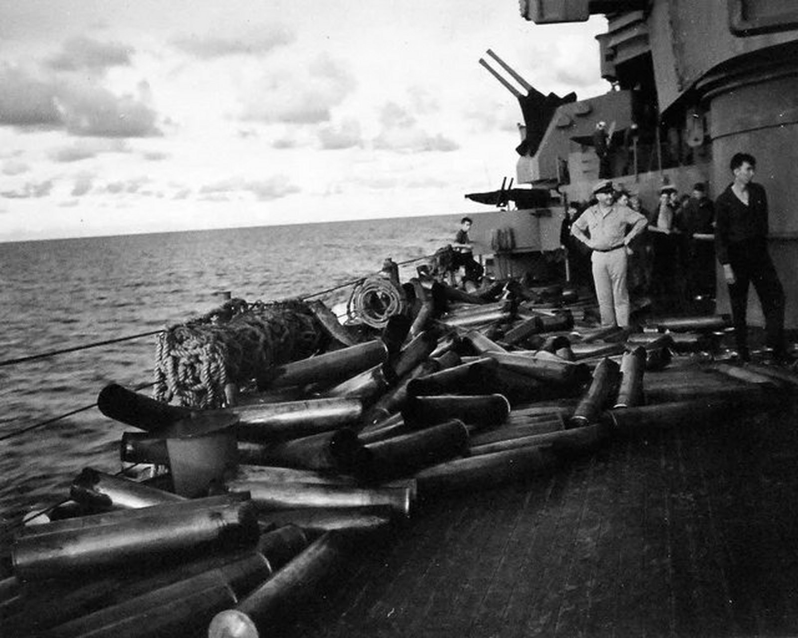 趣聊军事圈#蒙彼利埃号轻巡洋舰甲板上遗留的弹壳