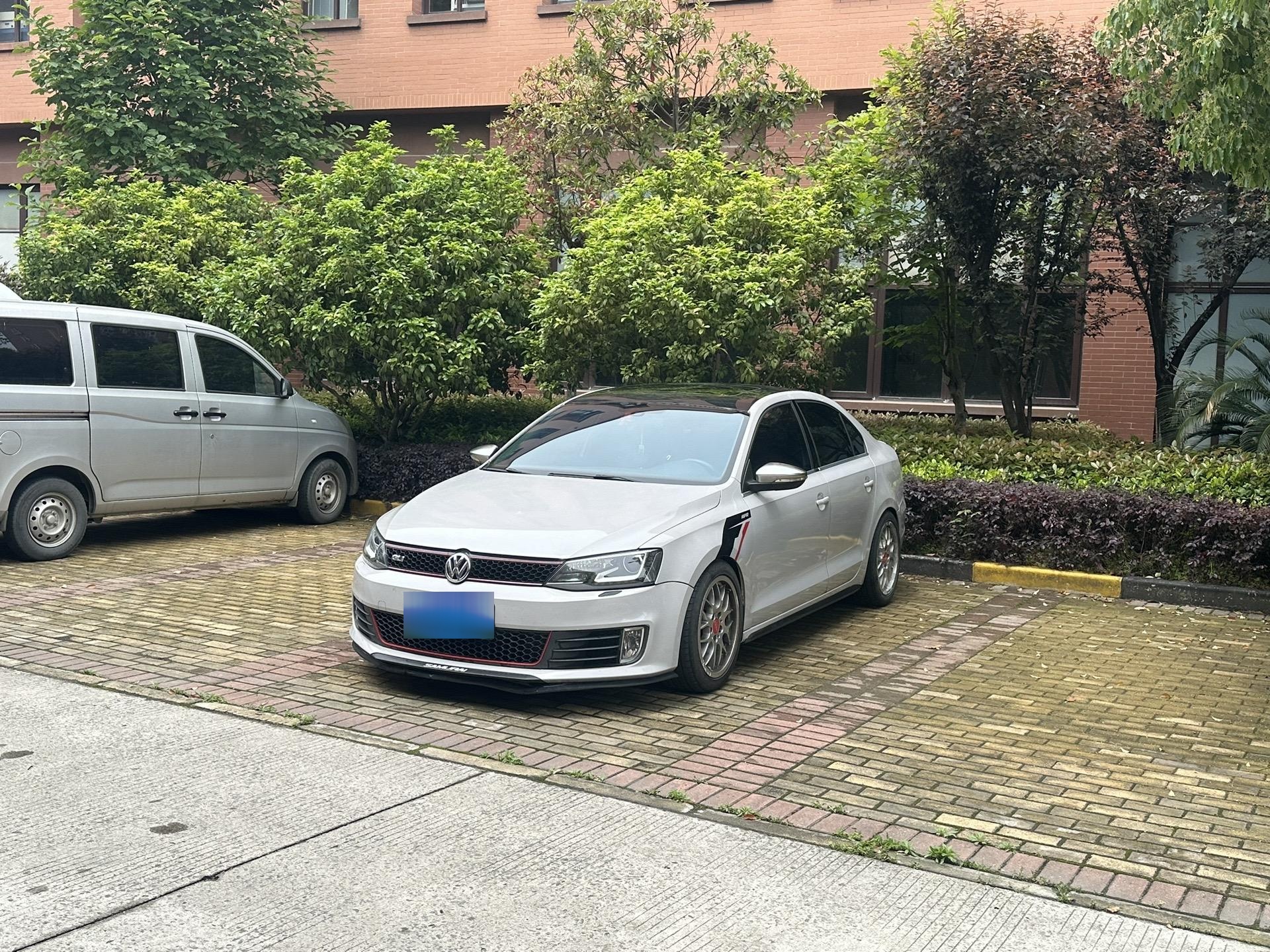 0t指导价22万5千8那款,相当于三箱版的高尔夫gti  不要拿普通速腾来比