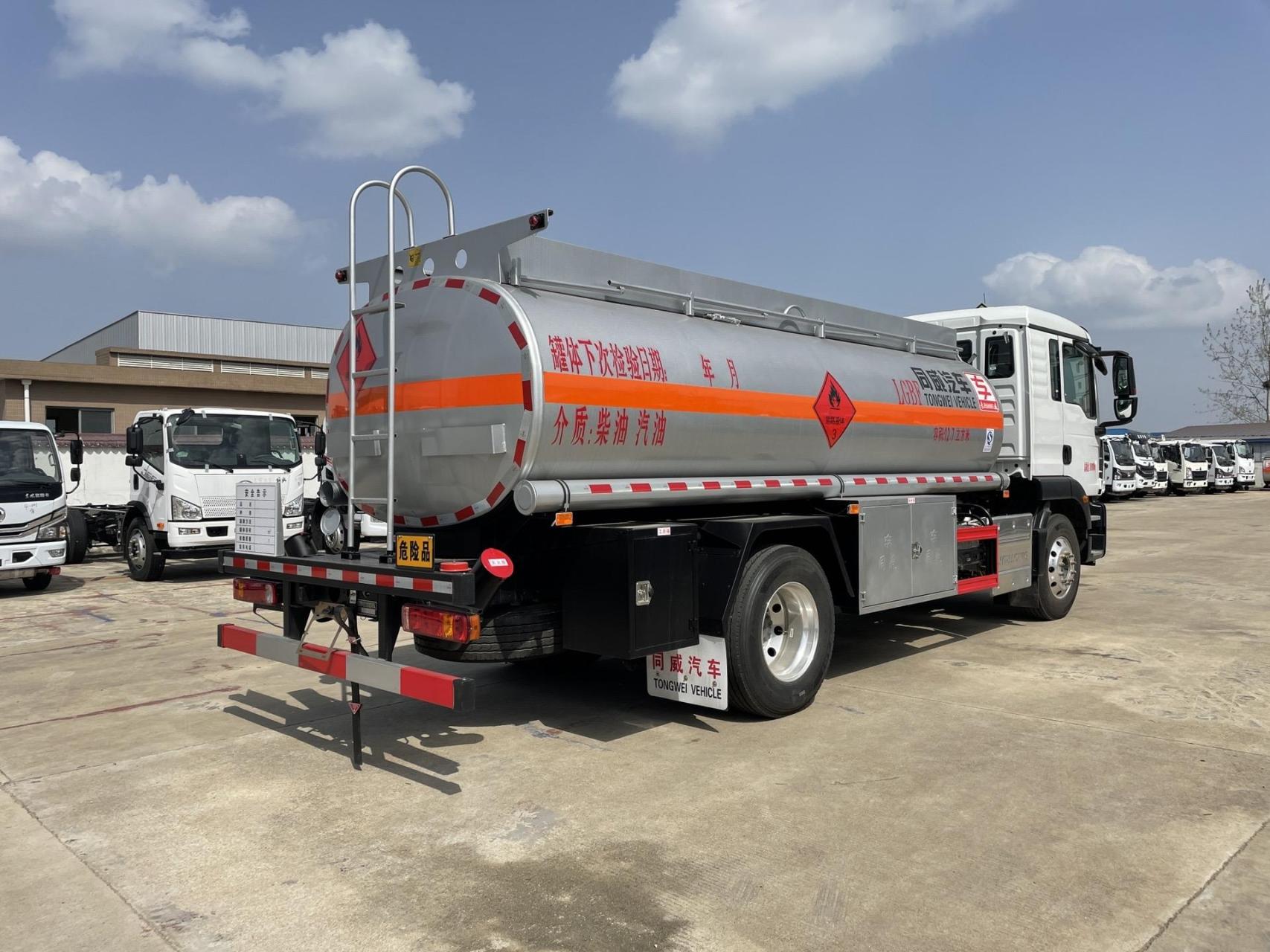 重汽汕德卡10吨油罐车新车上市.