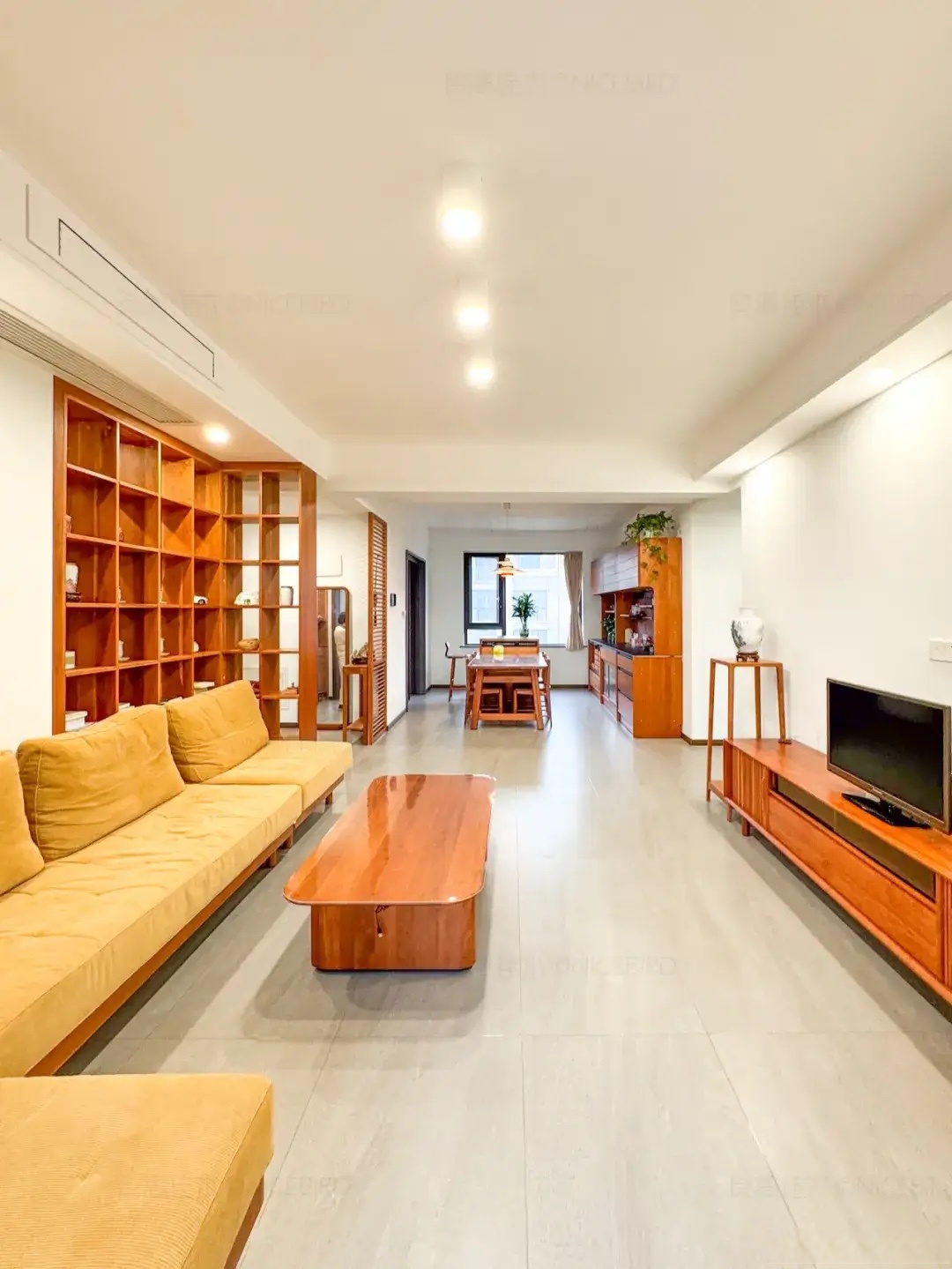 业主家入户即厅,客厅开间3