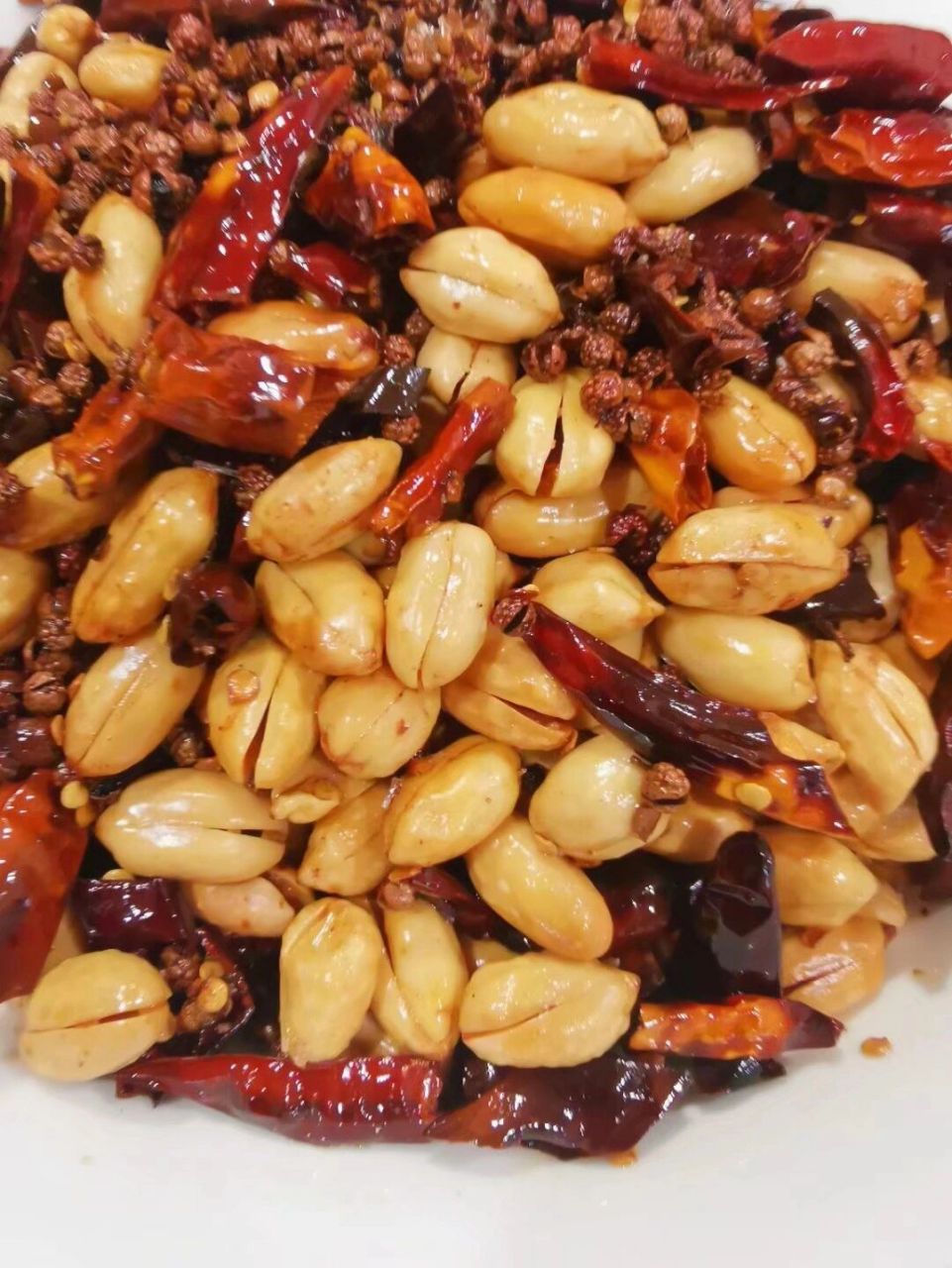 麻辣花生 花生米:500克 花椒:30克 麻椒:30克 干辣椒:50克 盐:20克 糖