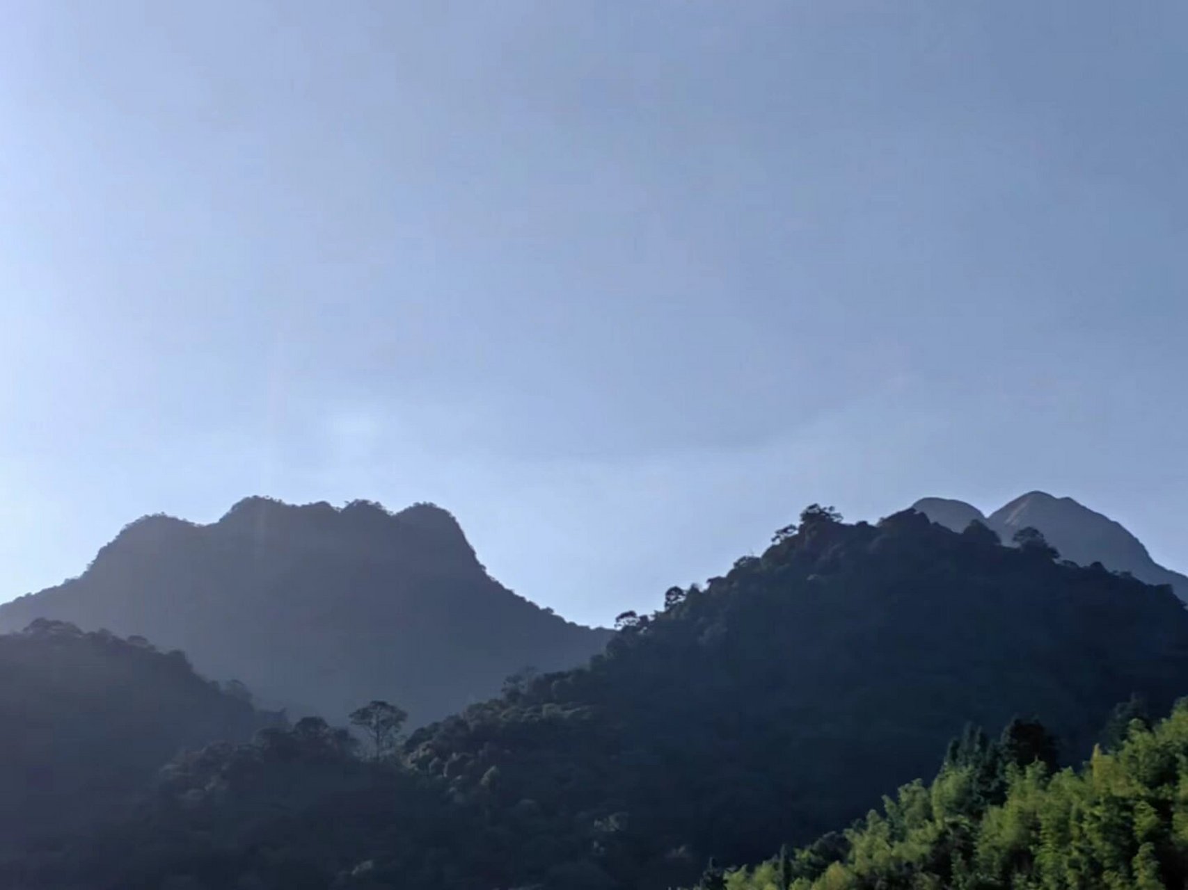 龙岩"江山睡美人"由五座青山连结构成 很久,很久以前,山塘村一带山上