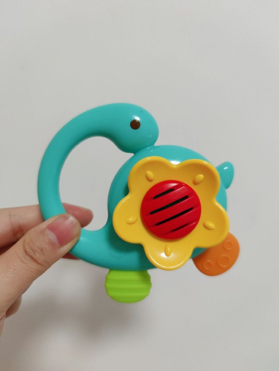 周末带宝宝去吃海底捞~ 送了小朋友抓握的玩具和仙女棒~ 不得不说