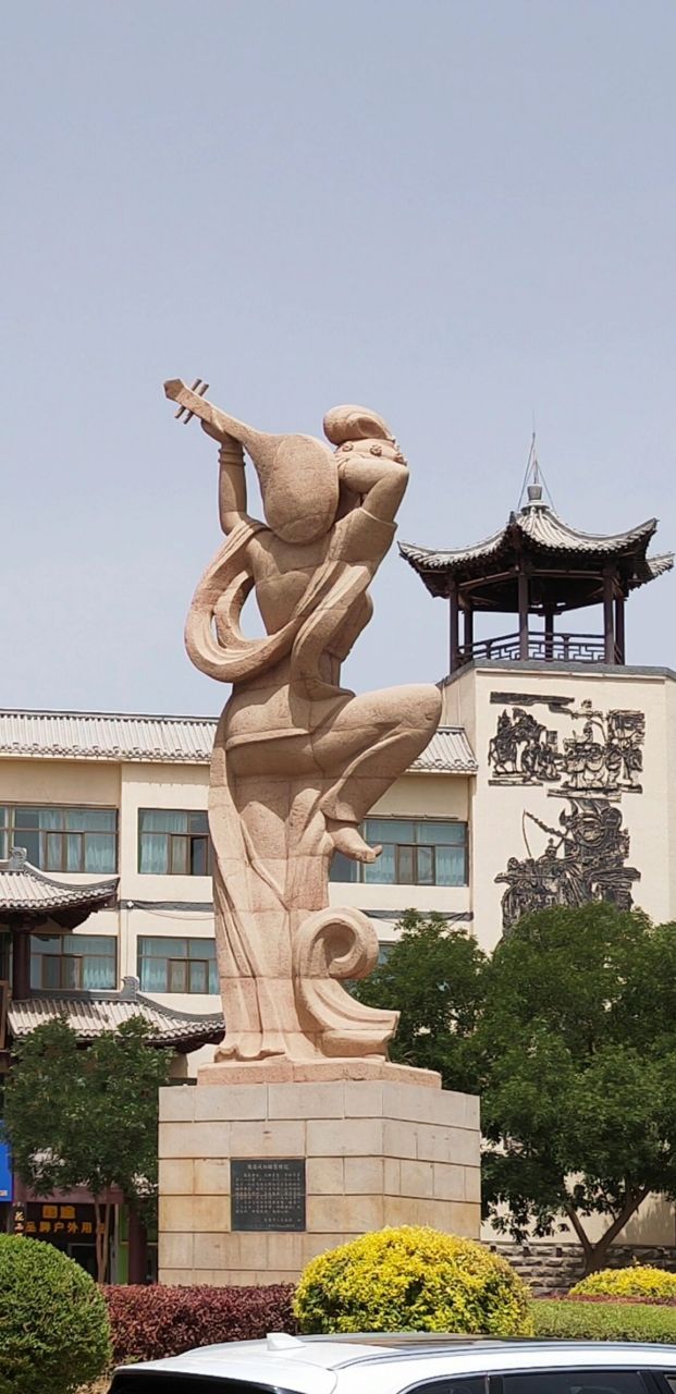 敦煌旅游第一打卡点:飞天神女反弹琵琶塑像 ★敦煌市中心广场城市地标