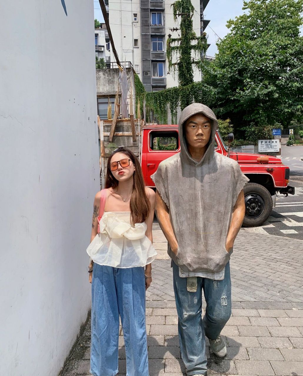 重庆网红打卡地|创意豪斯:易烊千玺小北雕塑 今年和姐妹二刷重庆啦