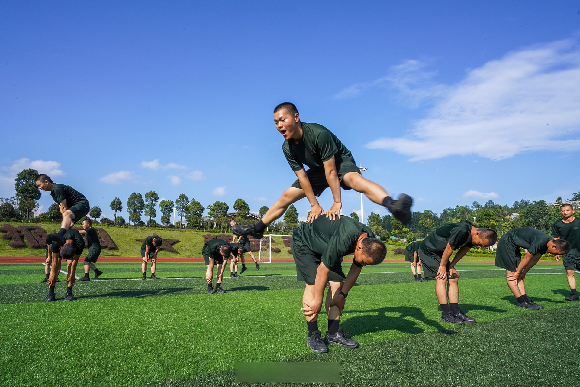 武警官兵开展趣味体能训练】跳山羊,"斗鸡",过雪糕筒……连日来,武警