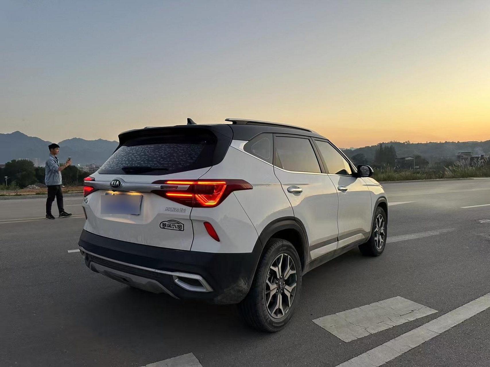 刚刚到店2020年新款起亚kx3车况精品没有任何事故,现在首付一万多开