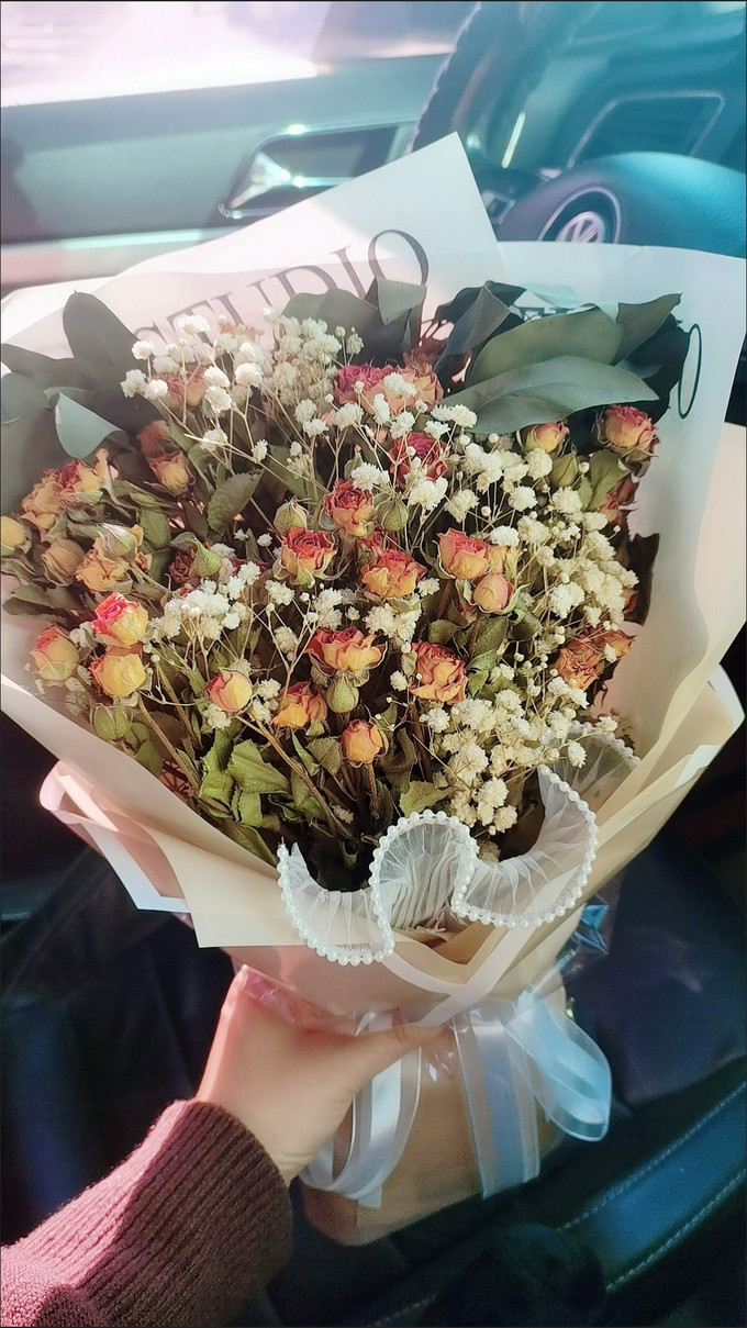 玫瑰满天星干花花束