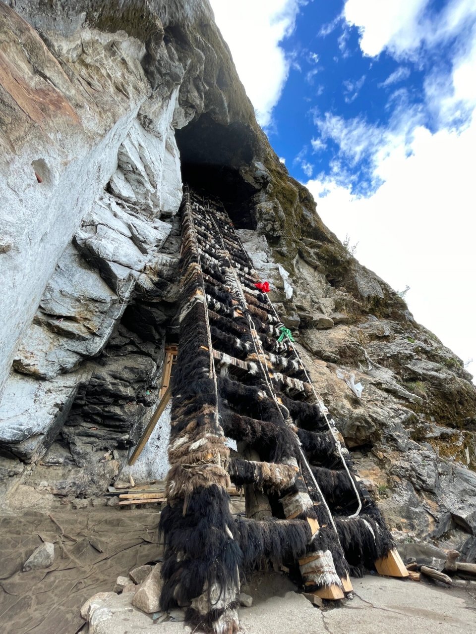 扎央宗溶洞 扎央宗溶洞据传是莲花生大师曾经在里面修行3年3个月零3天