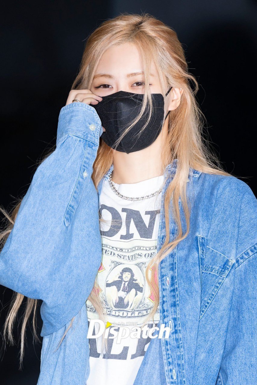 朴彩英牛仔服造型# 蓝色牛仔服变身帅气修勾谁懂[抓狂]