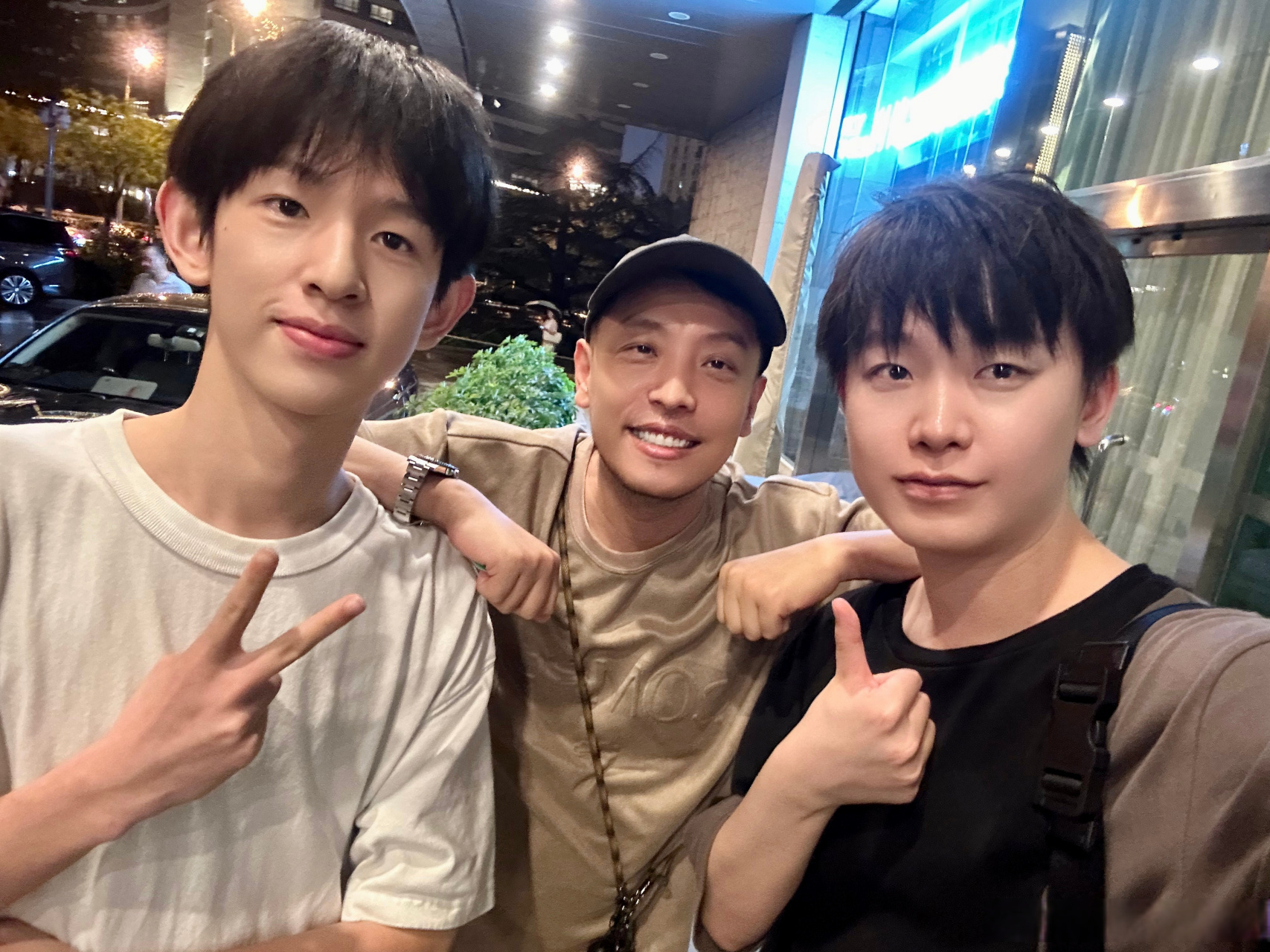 和《光影少年》的演员同事们以及亲爱的导儿一起去学习!