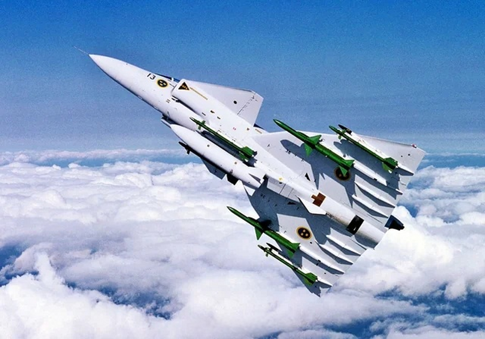 趣聊军事圈# 瑞典萨博-37战斗机的机腹特写