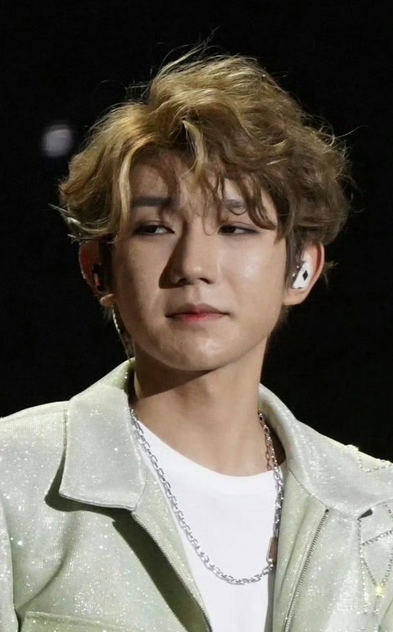 王源在十周年演唱会的生图,我还以为他的脸状态有所改善,但现在看来