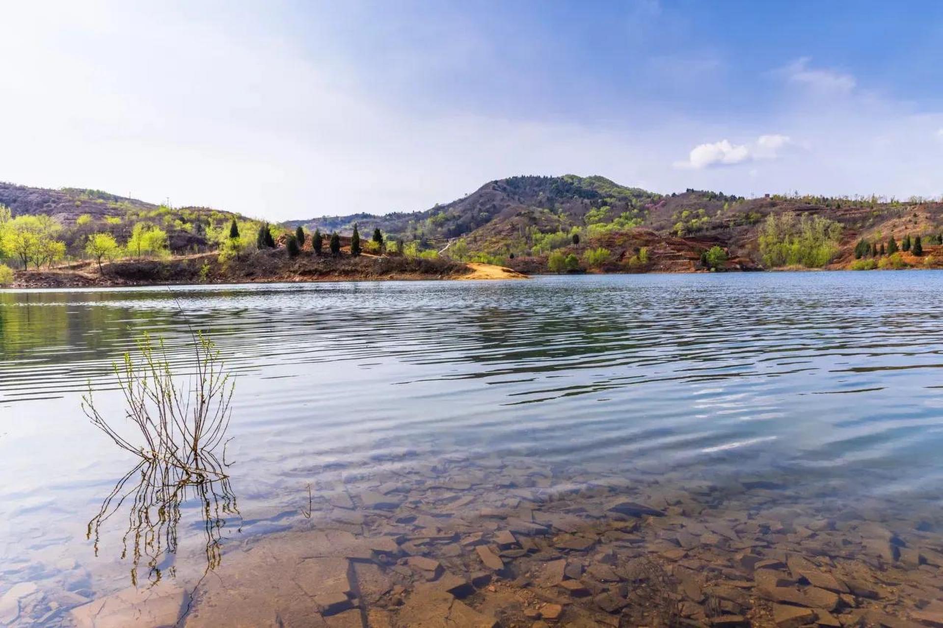 石家庄赞皇县白草坪水库又名翠屏湖,锁云湖,位于该县西南部山区,槐河