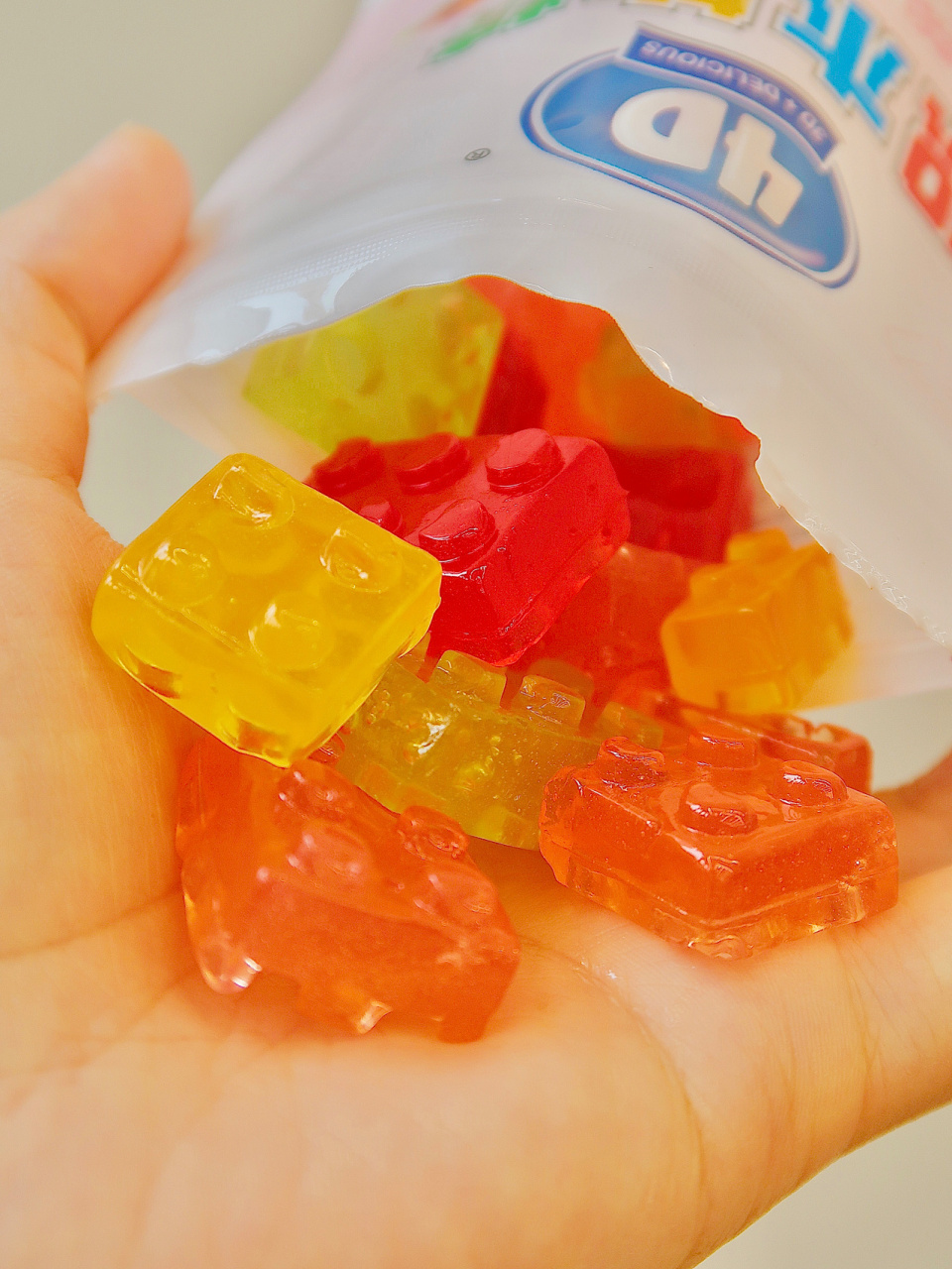 第一次看到这种软糖,真的有点surprise~这款积木软糖也太可爱了吧